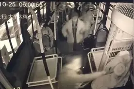 老人嫌公交车开得慢，竟抡起小推车砸晕司机图片