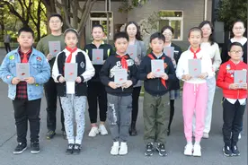 从陶行知的诗中获得教育灵感！行知小学的师生们参与选编陶行知诗集图片