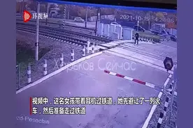 乌克兰19岁女孩戴耳机过铁道 未听见声音被火车撞击图片