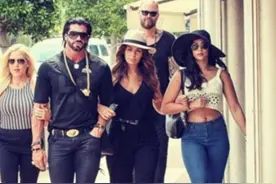 澳大利亚烟草大亨的奢侈生活：身边美女如云，把自己的妻子当狗遛图片