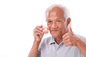 牙槽骨萎缩的中老年人！这款假牙佩戴安全又舒适图片