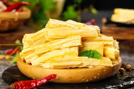 制作很简单，焯水后需要过凉水，炒之前加醋，腐竹好吃不夹生图片