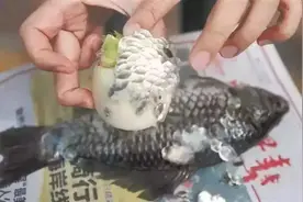 吃鱼时，原来用白醋，萝卜，塑料袋，都可以刮鱼鳞，太方便了图片