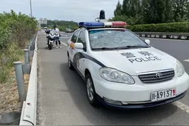 摩托高速上疾驰400公里 四川高速公安成功拦截除隐患图片