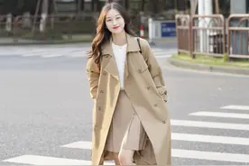 讲真的，这才是“风衣”的高级洋气穿法，搭配条纹衫时髦又温柔图片