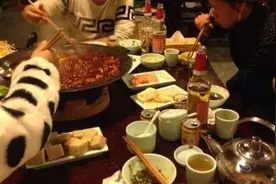 7岁男童往邻座火锅吐口水，家长不加以管教，店家的做法真解气图片