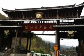 苗寨的老人合唱图片