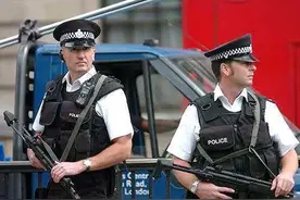英国警察为赚取报酬，与同事及朋友妻子进行集体性行为，终被解雇图片