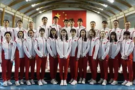 帅哥美女云集！中国游泳奥运军团集体穿制服亮相，张雨霏占据C位图片