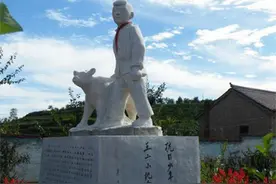 王二小墓地现状：葬于牺牲处，儿时玩伴义务守墓59年图片