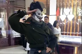 满洲里“怪咖一姐”，化猫脸妆有曲儿就摇，“众人皆醉我独醒”图片