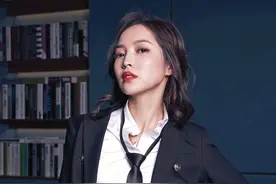 台球女神王钟瑶——集智慧与美貌并存的台球裁判图片