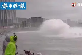 太危险！大爷暴雨天张开双臂迎巨浪拍照图片
