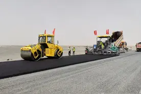 致敬劳动者 | 若羌—民丰高速公路建设者坚守岗位 赶工期保进度图片