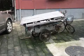 调查 | 正规车位停着三轮车，共享怎么成了“私人专享”？图片