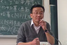 复旦博导上课抽烟，教室烟雾缭绕，学生：戴防毒面具也要坐第一排图片