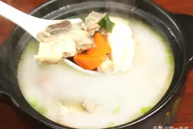 回族大厨教你清炖羊排，传统做法零添加，汤白似奶，羊肉软烂图片