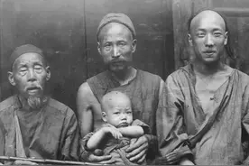 晚清老照片：两个乞丐互相捉虱子；贫困妇女卖儿鬻女，看着痛心图片