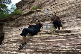 小夫妻回深山变“山大王”：住绝壁崖穴，过别样“隐居生活”图片