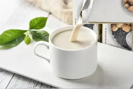 牛奶带包装加热，会造成慢性中毒？用哪种加热方法才最合适？图片