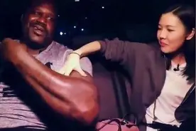 有种天赋异禀叫奥尼尔！手掌比女友腰都宽 小腿比少女都纤细图片