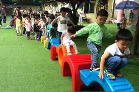 宝宝“湿着裤子”从幼儿园回家，妈妈讨要说法，却遭其他家长反怼图片