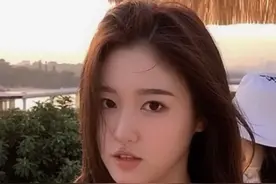 火山小视频美女大盘点（二）：撞脸当红女星的小姐姐，太会穿了图片