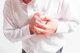 医生提醒：咽喉有烟呛感，可能是心脏病警示信号，不可大意图片