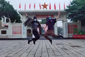 郑恺苗苗重回芳华拍摄地，合照跳起比耶超开心，网友：祝白头偕老图片