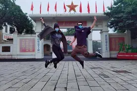 郑恺苗苗重回芳华拍摄地，合照跳起比耶超开心，网友：祝白头偕老图片