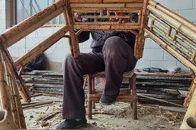 山西老人玩竹编50年做成私人订制，6边桌很抢手，却担心失传图片