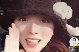 34岁李思思兔子帽跨年太俏皮！两儿子差3岁，戴红帽正脸可爱！图片