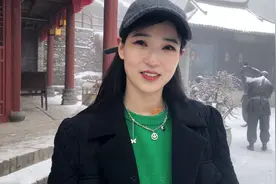 女孩外出旅游，因长相漂亮被抢走扮演新娘，下了花轿追打同行小伙图片