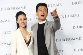 佟大为老婆关悦，穿西装裙身姿挺拔，扎高马尾清爽又霸气图片