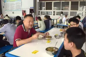 高坪：学校食堂全部落实“陪餐”制图片