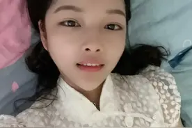 婚后第一次背着老婆和别的女人约会，内心很忐忑图片