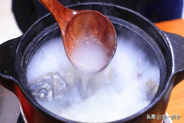 鲫鱼煲汤要去除鱼鳞片
