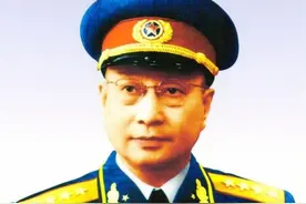 陈赓：被人称作传奇将军，创建了哈工大，给蒋介石做过警卫连连长图片