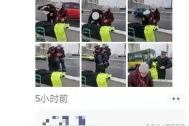 【一线警察】乌鲁木齐一老人迷路，路人拍下交警抱她过马路的感人一幕图片