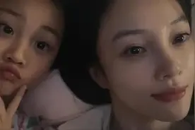 李小璐和甜馨睡前自拍，甜馨古灵精怪，主动亲吻妈妈图片