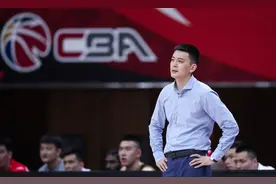 杨鸣回到沈阳，一脸憔悴！球迷拍下他的侧脸：非常疲惫，依旧帅气图片