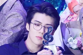 长得帅，自拍却不好看是什么体验？吴世勋、李泰民真是浪费颜值！图片