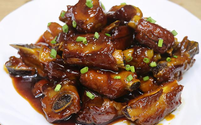 大厨教你糖醋排骨的正宗做法，酸酸甜甜，菜色红亮，好吃停不下来