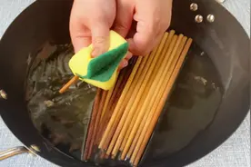 筷子只用清水比不洗还脏，大厨教你一招，筷子杀菌消毒，一步到位图片