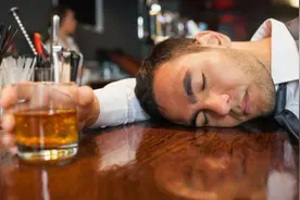 碰到一喝酒就脸红的人，请尽量远离，医生终于说出实情图片