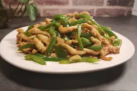 青椒炒鸡丝好吃有窍门，刚哥教你正确做法，鸡丝滑嫩、营养美味图片
