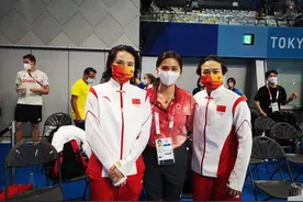郭晶晶奥运场内为施廷懋王涵加油，激动与陈若琳、饶琅举手机拍照图片