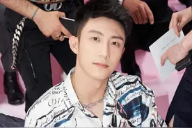 黄景瑜一改简约风格，越穿越花哨，一般人驾驭不了图片