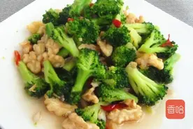 西兰花又一种美味的做法，这样炒一炒，鲜香清淡，孩子们抢着吃图片