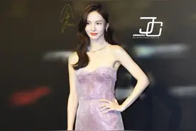 金晨不愧是跳舞出身的，腹肌都看得见痕迹，身材管理得真好图片